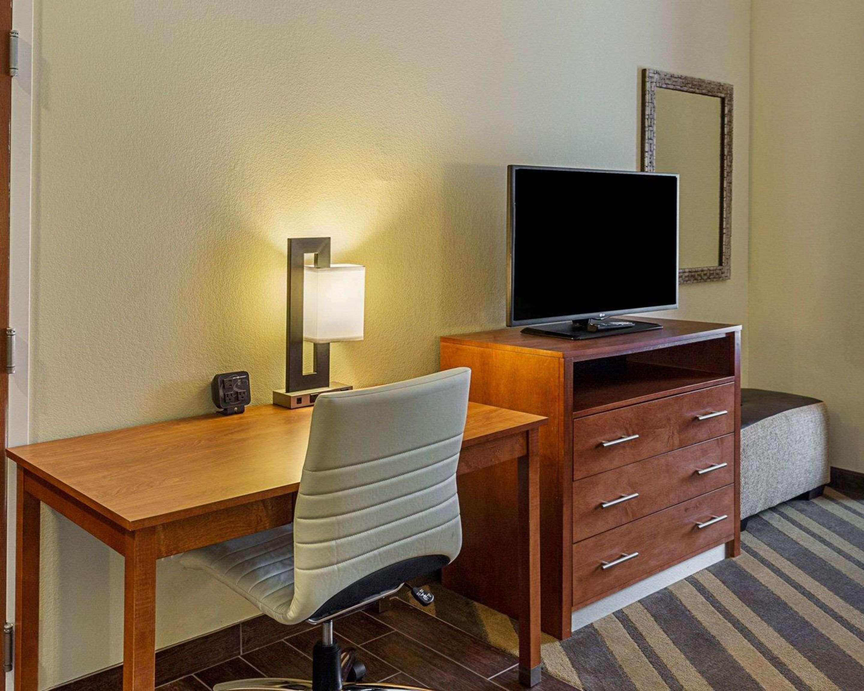 Comfort Suites Near Tanger Outlet Mall Gonzales Esterno foto