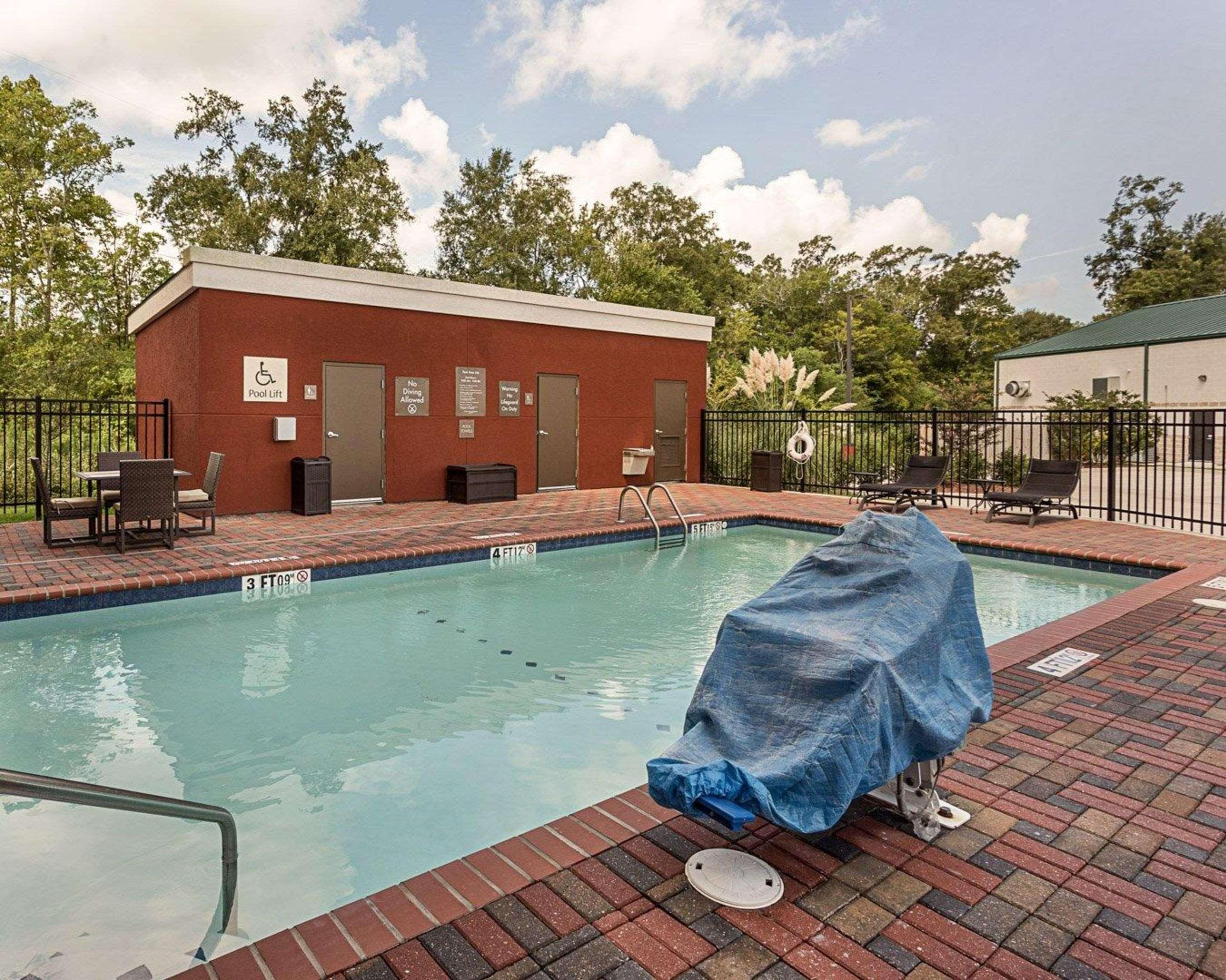 Comfort Suites Near Tanger Outlet Mall Gonzales Esterno foto